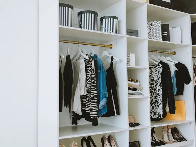 Método Marie Kondo: 4 dicas de arrumação aplicáveis aos nossos roupeiros/closets 
